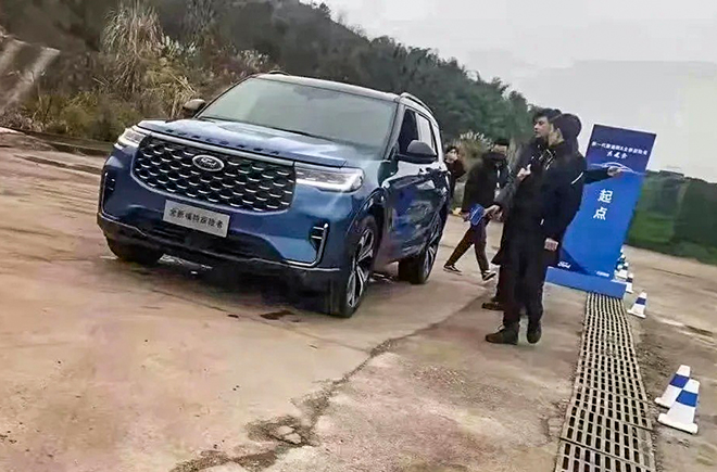 Ford Explorer tai thi truong Trung Quoc so huu man hinh noi that dac biet